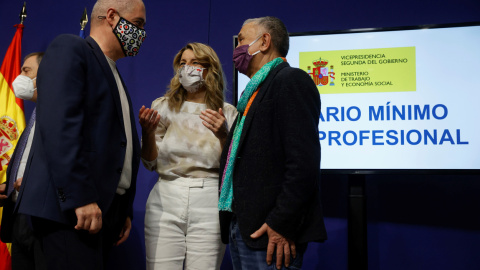 La vicepresidenta segunda del Gobierno y ministra de Trabajo, Yolanda Díaz (c) conversa los secretarios generales de CCOO, Unai Sordo (i) y de UGT, Pepe Álvarez (d), tras la rueda de prensa para informa del acuerdo para la subida del SMI. EFE/ Juan Carl