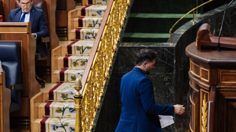 El líder del PP, Alberto Núñez Feijóo (i), observa al el portavoz de ERC en el Congreso, Gabriel Rufián (d), que se dirige a intervenir durante una sesión plenaria, en el Congreso de los Diputados. EUROPA PRESS/Carlos Luján