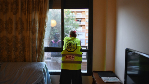 Una mujer antes de ser desalojada del edificio Dignidad de Móstoles, a 17 de julio de 2023, en Madrid.