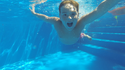 Niño en piscina. Foto de archivo.