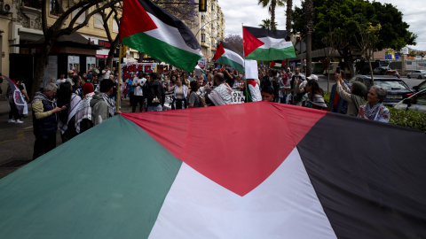 Decenas de personas participan en una manifestación para pedir el alto el fuego en Palestina en Málaga (Andalucía)