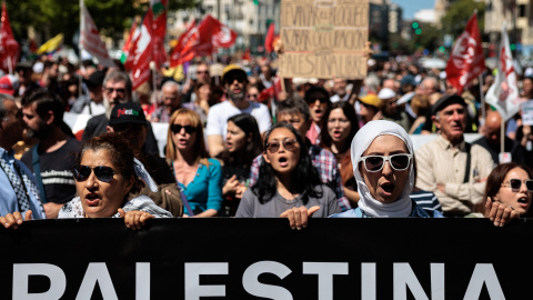 La Comunidad Palestina de València celebra una manifestación con los lemas "Paremos el genocidio en Palestina. Fin al comercio de armas y a las relaciones con Israel. Libertad presos palestinos".