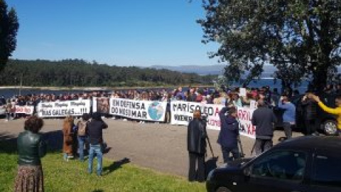 Las mariscadoras alertan de que la celulosa de Altri acabará con la ría de Arousa