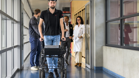 24/05/2023- El paciente holandés parapléjico Gert-Jan camina gracias a la interfaz que permite caminar con control mental después de una lesión en la médula espinal, en Suiza a 23 de mayo de 2023.