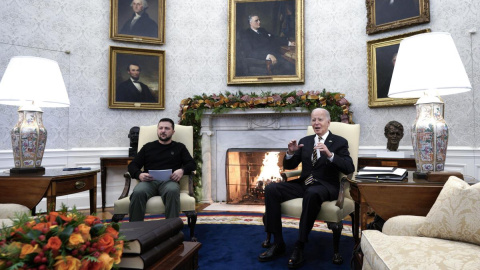 El presidente de Ucrania, Volodímir Zelenski, junto a su homólogo estadounidense, Joe Biden, en el despacho Oval de la Casa Blanca, a 12 de diciembre de 2023.