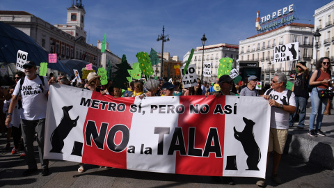 Decenas de personas protestan durante una manifestación contra la tala de árboles por la ampliación de la L11 de Metro de Madrid, a 8 de octubre de 2023.