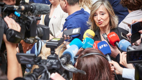 La alcaldesa de Pamplona, Cristina Ibarrola, atiende a los medios en la plaza Consistorial, a 2 de julio de 2023.