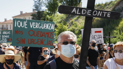 Varias decenas de personas participan en una manifestación por una sanidad rural de calidad.