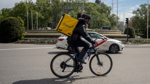 Imagen de archivo de un repartidor de la empresa Glovo que recorre el centro de Madrid.