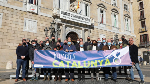 Alcaldes dels ajuntaments que donen suport a la campanya per la sobirania fiscal en un acte a la plaça Sant Jaume.