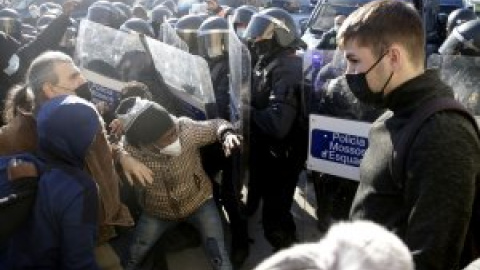 Els Mossos desallotgen el centenar d'ocupants d'una nau de Badalona: "No sé què faran amb nosaltres, som molts"