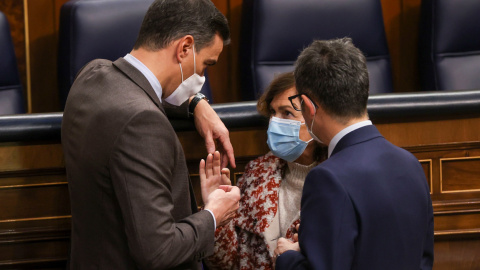 03/02/2022.- El presidente del Gobierno, Pedro Sánchez (i), conversa con la exvicepresidenta Carmen Calvo (c) y con l ministro de Presidencia, Félix Bolaños (d), durante el pleno del Congreso de los Diputados, que debate y vota la convalidación de la 