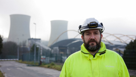 Marcos Higinio Prieto, uno de los trabajadores de la central térmica de As Pontes, posa en el exterior de la planta. REUTERS/Miguel Vidal