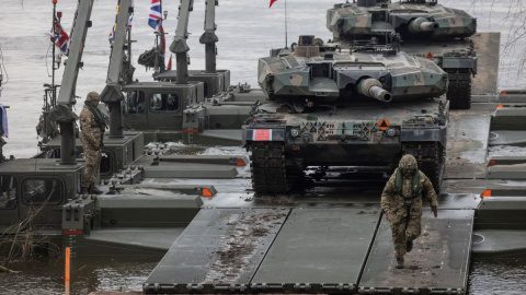 Soldados polacos y tanques Leopard 2A4 participan en el ejercicio militar de la OTAN DRAGON-24 en Korzeniewo, al norte de Polonia, el 4 de marzo de 2024.