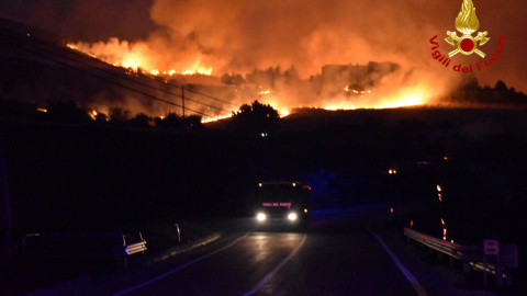 Una ladera ardiendo en la localidad de Petralia Soprana, en Sicilia, Italia.