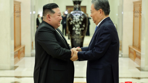 Imagen de archivo del presidente norcoreano Kim Jong-Un (i) con el presidente chino Zhao Leji (d).