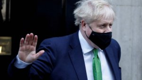 Cadena de dimisiones en el Gobierno británico: Boris Johnson pierde cuatro altos cargos en un día por el 'Partygate'