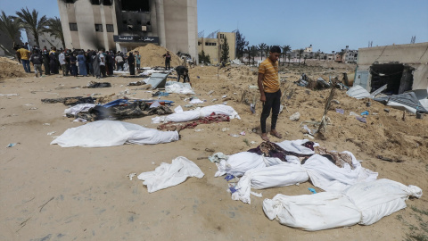 22/04/2024 Trabajadores sanitarios palestinos recuperan cadáveres de palestinos enterrados en el recinto del hospital Nasser, a 21 de abril de 2024.