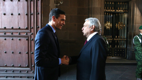 El presidente del Gobierno, Pedro Sánchez, y el presidente de México, Andrés Manuel López Obrador, se saludan en la Puerta de Honor del Palacio Nacional.