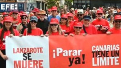 Nueve mil personas se echan a la calle en Lanzarote contra los excesos del sector turístico