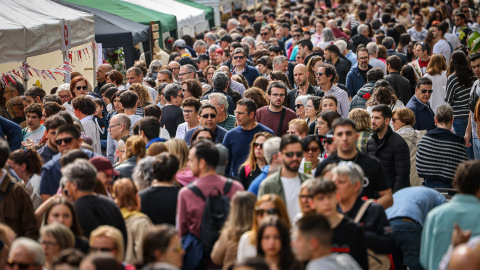 Centenars de persones passejant per la superilla literària de Passeig de Gràcia de Barcelona per Sant Jordi.