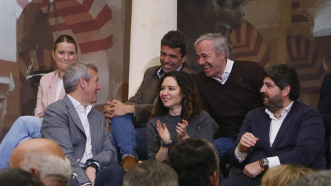 En la fila trasera y de izquierda a derecha, Marga Prohens, presidenta de Illes Balears; Carlos Mazón, presidente del País Valencià; y Jorge Azcón, presidente de Aragón