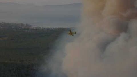 Els Bombers estabilitzen l'incendi del massís del Montgrí, que ha cremat unes 100 hectàrees