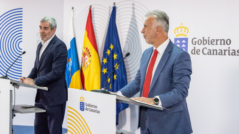 El presidente de Canarias, Fernando Clavijo (i), y el ministro de Política Territorial y Memoria Democrática, Ángel Víctor Torres (d), ofrecen una rueda de prensa tras reunirse en la sede de la Presidencia del Gobierno de Canarias, a 22 de abril de 20