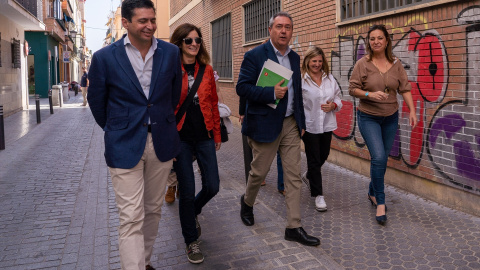 El secretario general del PSOE de Andalucía, Juan Espadas, junto con colaboradores a su llegada a la reunión de la Ejecutiva, a 30 de mayo de 2023, en Sevilla (Andalucía, España).