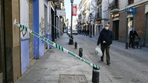 Daños del terremoto provocado en un edificio de Granada.