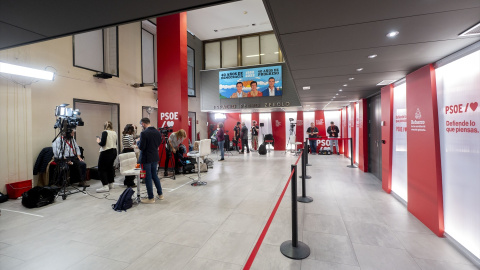 Los equipos de prensa esperan al seguimiento de la jornada electoral en la sede federal del PSOE, a 28 de mayo de 2023, en Madrid.