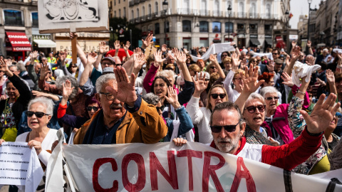 Decenas de personas durante la cadena humana por la sanidad pública, en la Puerta del Sol, a 7 de abril de 2024, en Madrid (España).