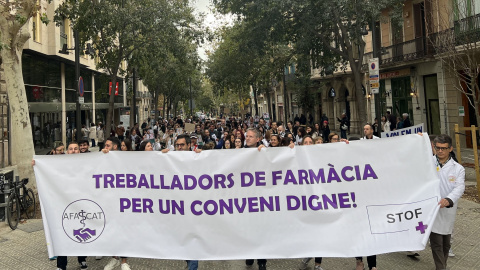 200 farmacèutics es manifesten pels carrers de Barcelona.