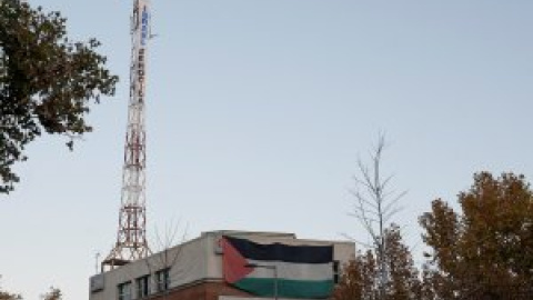 Unos activistas despliegan una bandera de Palestina frente a la Embajada israelí