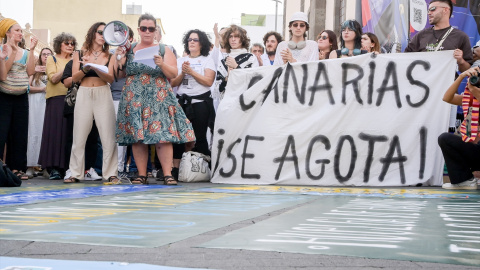 24/04/2024 Activistas de ' Canarias se agota'  junto a la Iglesia de la Concepción en La Laguna, a 11 de abril de 2024, en Santa Cruz de Tenerife.