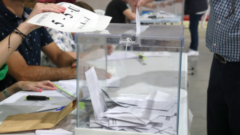 28/05/2023 - Una urna en un col·legi electoral de Lleida als comicis municipals del 28 de maig.