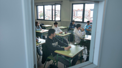 Los alumnos de una clase de 1º Bachillerato del Instituto Calderón de la Barca en Gijón realizan una prueba piloto de la EBAU, a 14 de marzo de 2023, en Gijón, Asturias (España).