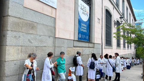 Médicos especialistas de la Comunidad de Madrid hacen cola en el Colegio de Médicos para solicitar su traslado a otras autonomías y "huir de la temporalidad", a 4 de mayo de 2023.