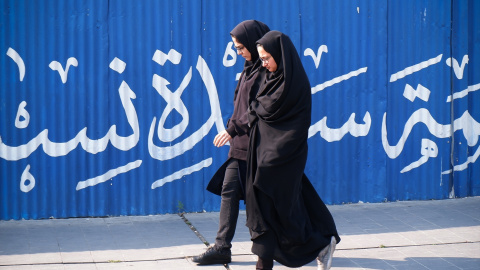 24/04/2024  Mujeres iraníes pasean por la plaza Hafte Tir, en el centro de Teherán, a 14 de abril de 2024.