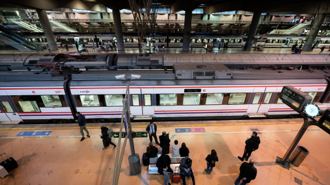 Varias personas esperan en la estación de tren de Puerta de Atocha-Almudena Grandes, a 26 de noviembre de 2023, en Madrid.