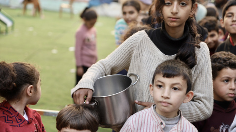 24/04/2024 Varios niños palestinos esperan para recibir comida en la ciudad de Gaza, a 13 de abril de 2024.