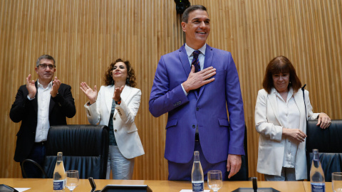 El presidente del Gobierno, Pedro Sánchez, agradece los aplausos de los senadores y diputados del PSOE, incluidos la senadora Cristina Narbona (d), el portavoz en el Congreso Patxi López (i), y la ministra de Hacienda, María Jesús Montero, a su llegad