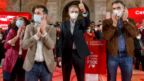 El candidato del PSOE a la Junta de Castilla y León, Luis Tudanca (i), el expresidente José Luis Rodríguez Zapatero (c), y el presidente del Gobierno, Pedro Sanchez (d), en un acto electoral en Burgos. EFE/ Santi Otero