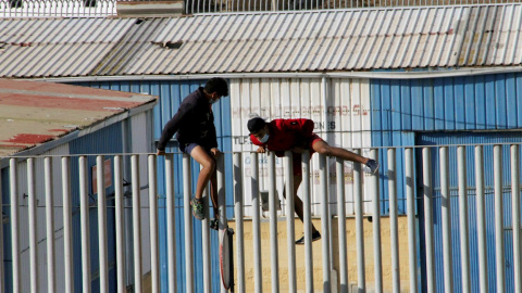 Dos menores se fugan de las naves del Tarajal para evitar ser devueltos a Marruecos.