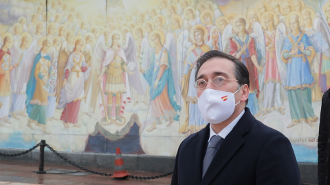 El ministro español de Asuntos Exteriores, José Manuel Albares, camina frente a la catedral de San Miguel en Kiev, Ucrania, el 09 de febrero de 2022.