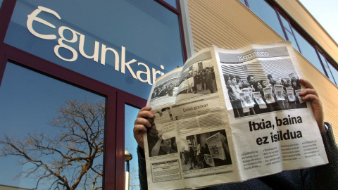 Fotografía de febrero de 2003, de unhombre sosteniendo un ejemplar de 'Egunero', la publicación que sustituyó a 'Egunkaria' tras su cierrre.  El titular dice "Cerrado por no silenciado".