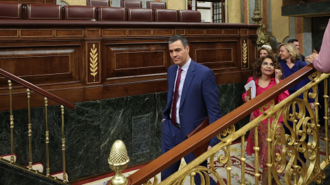 El presidente del Gobierno, Pedro Sánchez, y la vicepresidenta primera y ministra de Hacienda, María Jesús Montero, a su llegada a una sesión de control al Gobierno, en el Congreso de los Diputados, a 24 de abril de 2024,