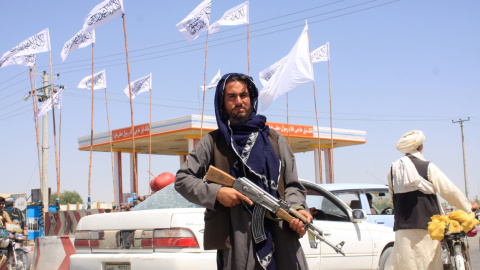 Un combatiente talibán observa quiero parado en la ciudad de Ghazni, Afganistán, 14 de agosto de 2021.