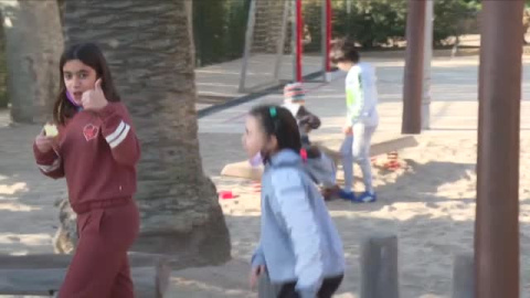 Sonrisas en los patios de los colegios el primer día sin mascarillas