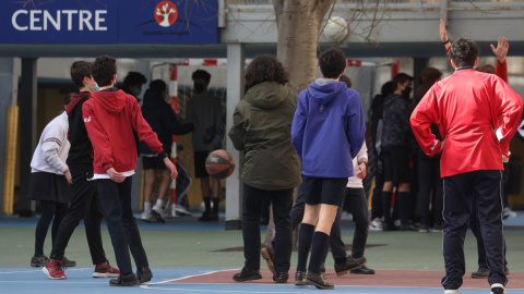 Un grupo de niños juegan al baloncesto en el patio del colegio, en el colegio Blanca de Castilla, a 10 de febrero de 2022, en Madrid.